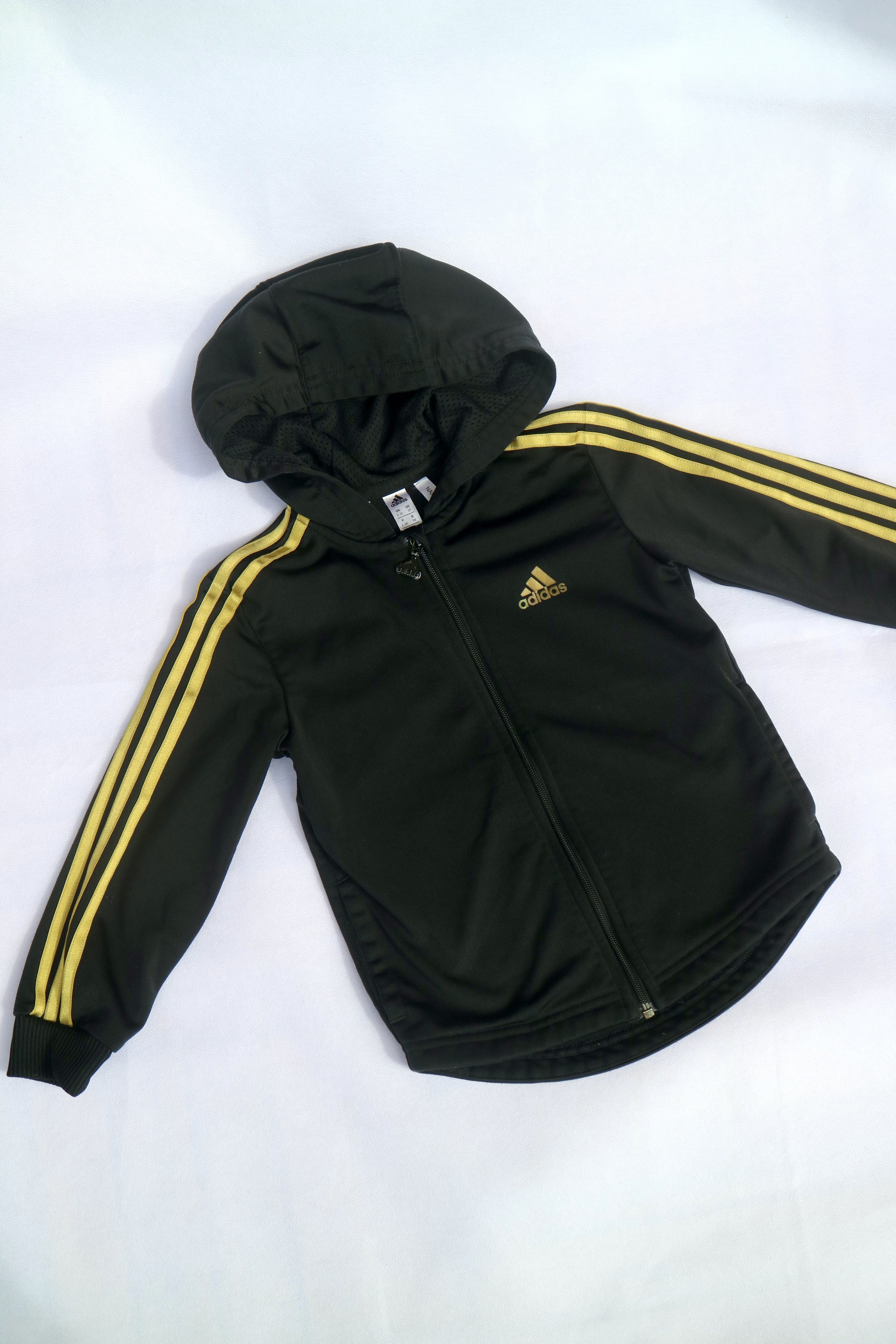 Tracksuit jacket från Adidas i svart och gula detaljer. 