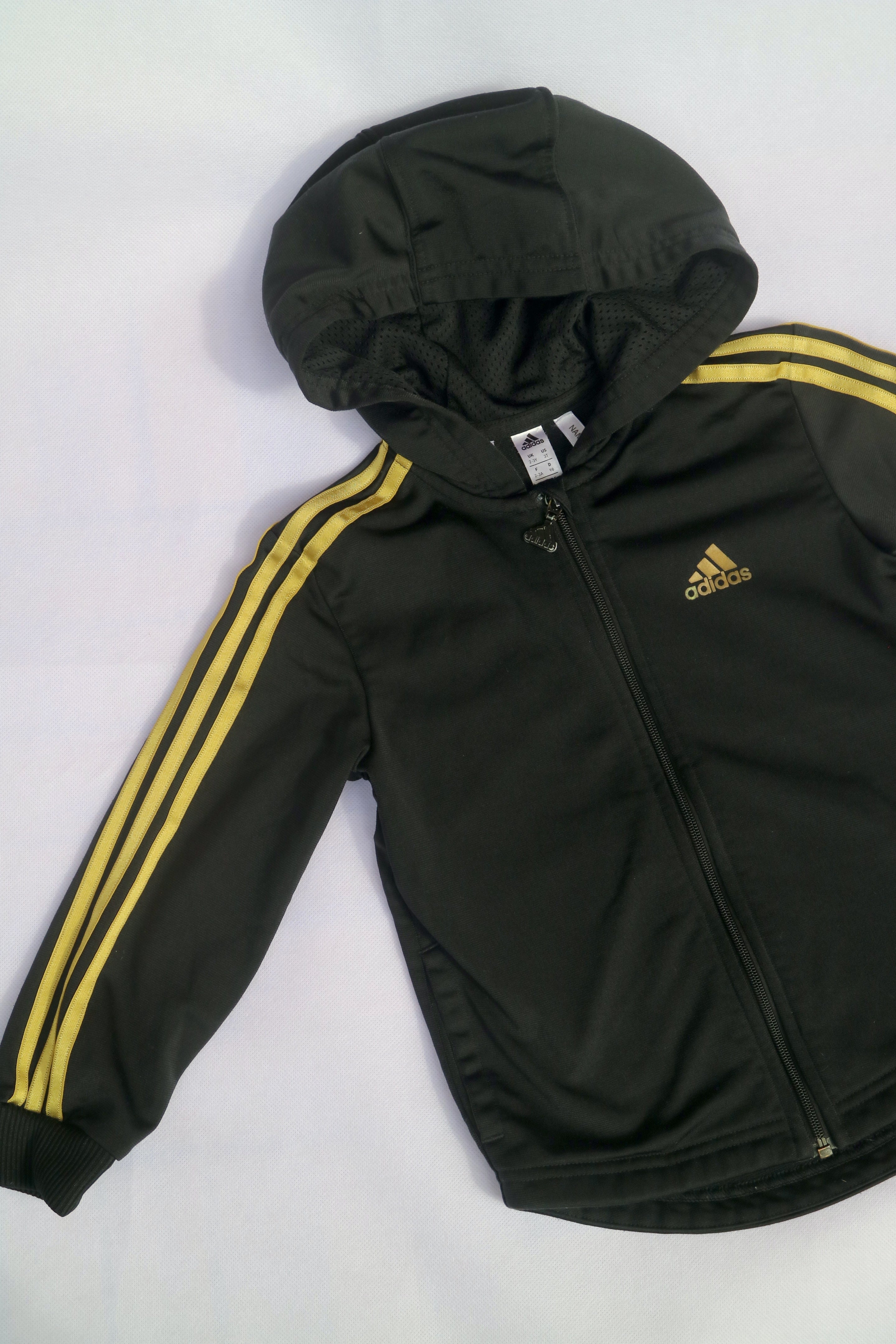 Tracksuit jacket från Adidas i svart och gula detaljer. 