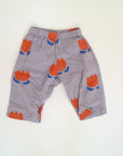 Lila byxor med blommor i orange från Bobo Choses i modell Chocolate Flowers All Over Woven Trousers.3