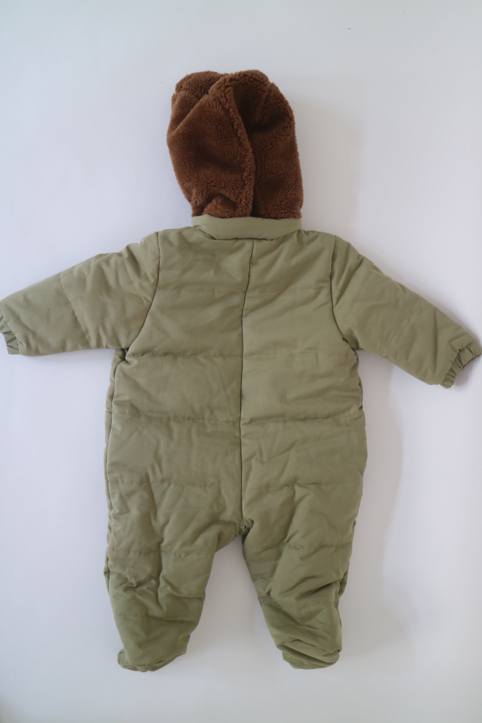 Fodrad overall i ljus militärgrön färg med kornblåa fickor och brun luva i teddy-material från Bobo Choses, modell Face Multicolor Overall. 2