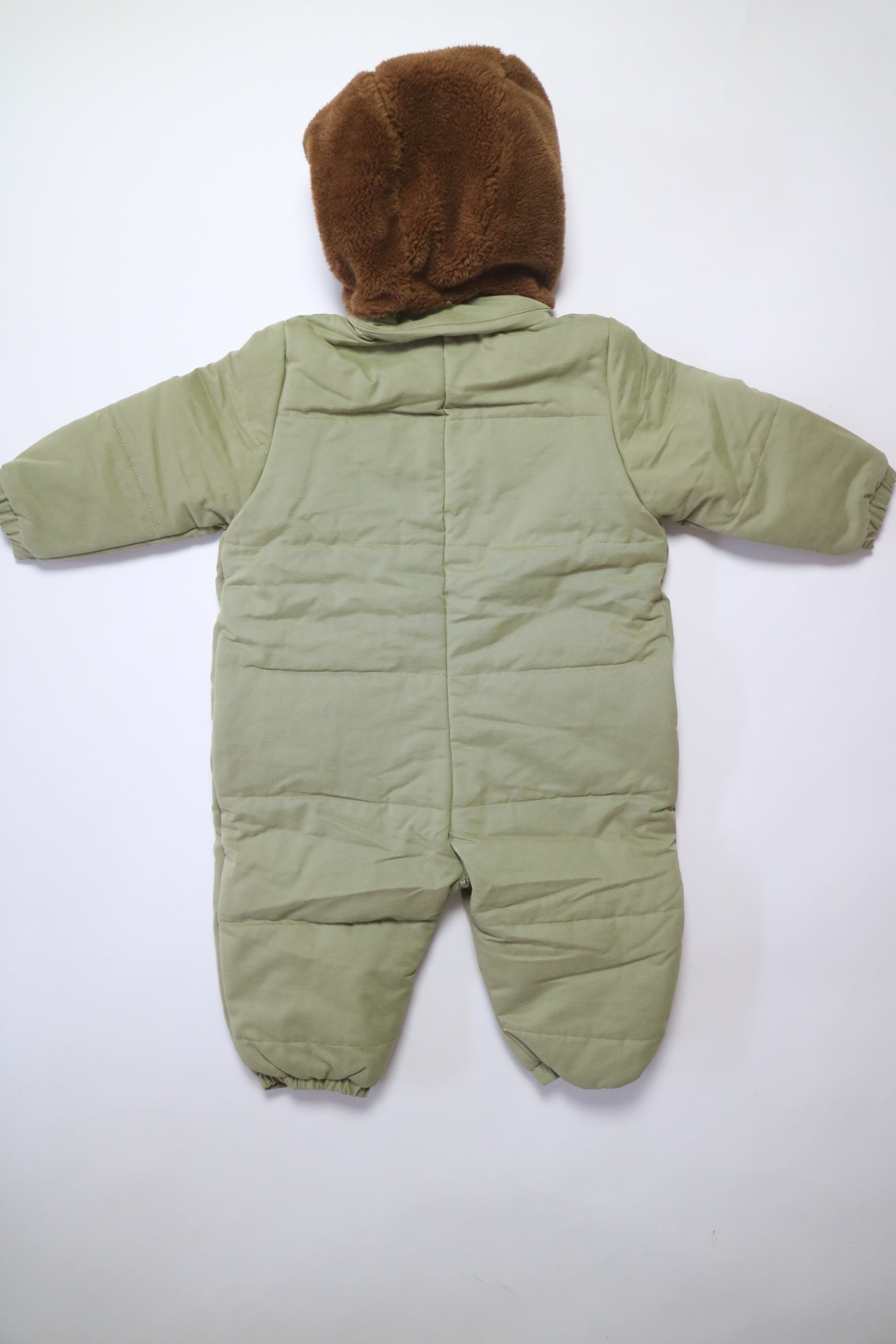 Fodrad overall i ljus militärgrön färg med kornblåa fickor och brun luva i teddy-material från Bobo Choses, modell Face Multicolor Overall.5