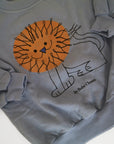 Ljusblå sweatshirt från Bobo Choses i modell Pet a Lion