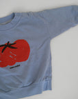 Ljusblå sweatshirt från Bobo Choses i modell Tomato..3