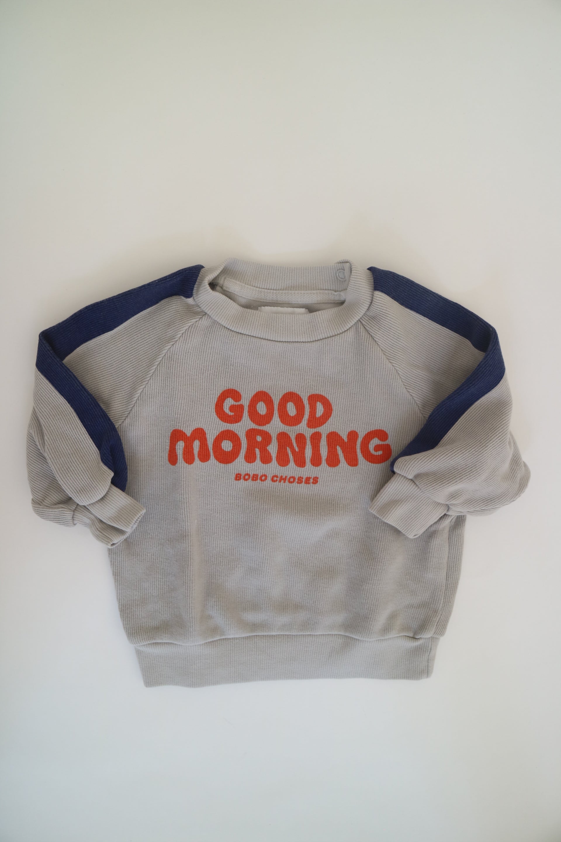 Grå sweatshirt från Bobo Choses i modell Good Morning.