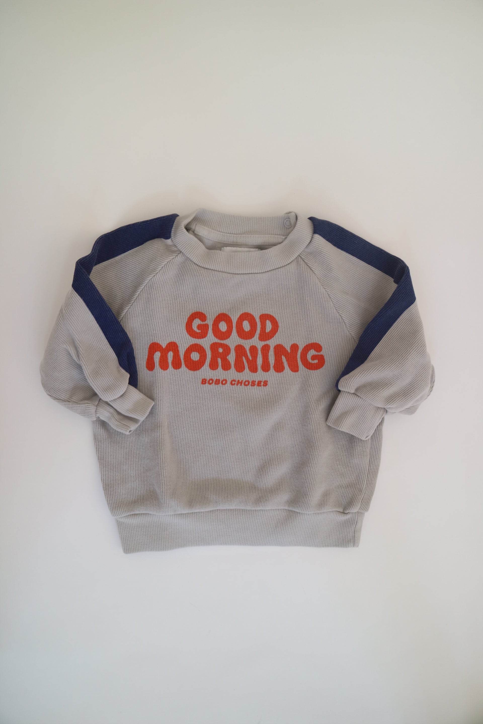 Grå sweatshirt från Bobo Choses i modell Good Morning.2