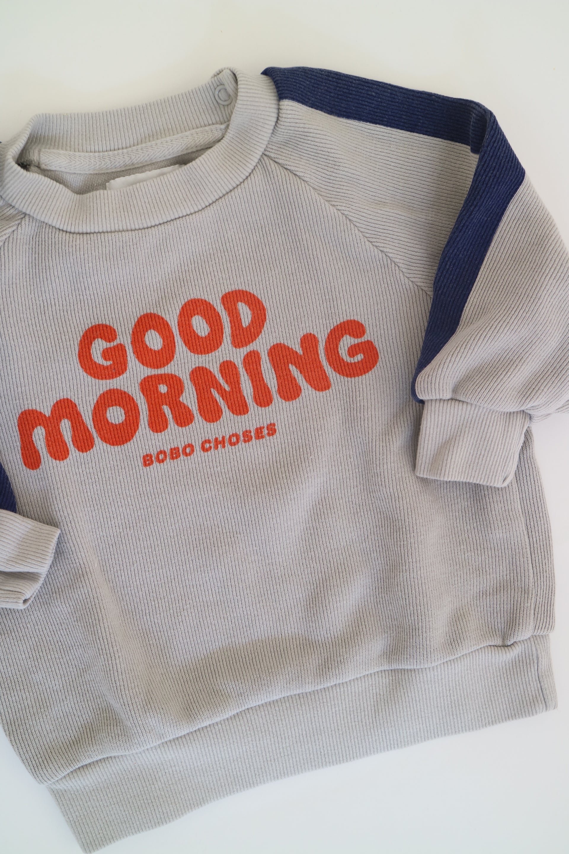 .Grå sweatshirt från Bobo Choses i modell Good Morning4