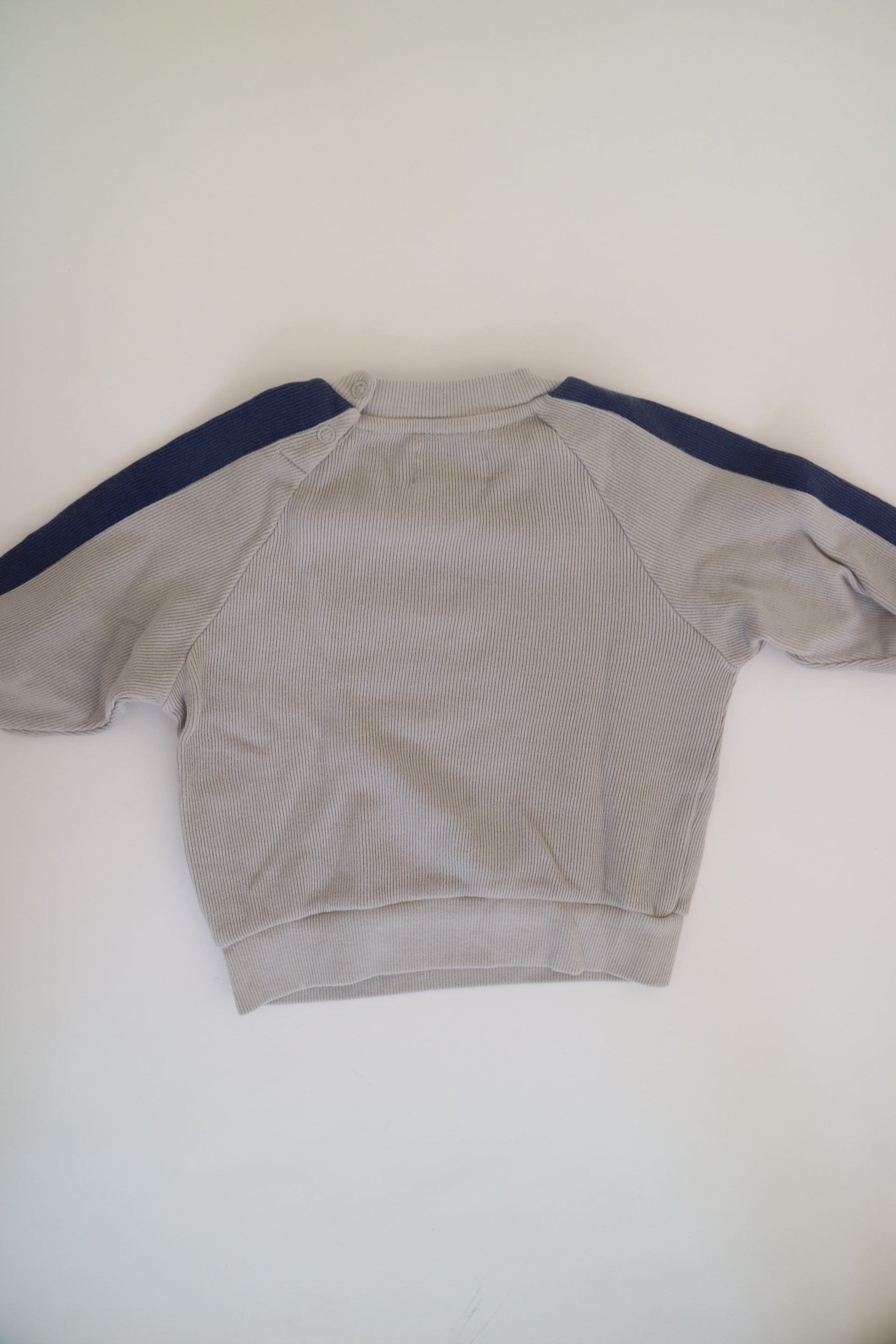 .Grå sweatshirt från Bobo Choses i modell Good Morning.5