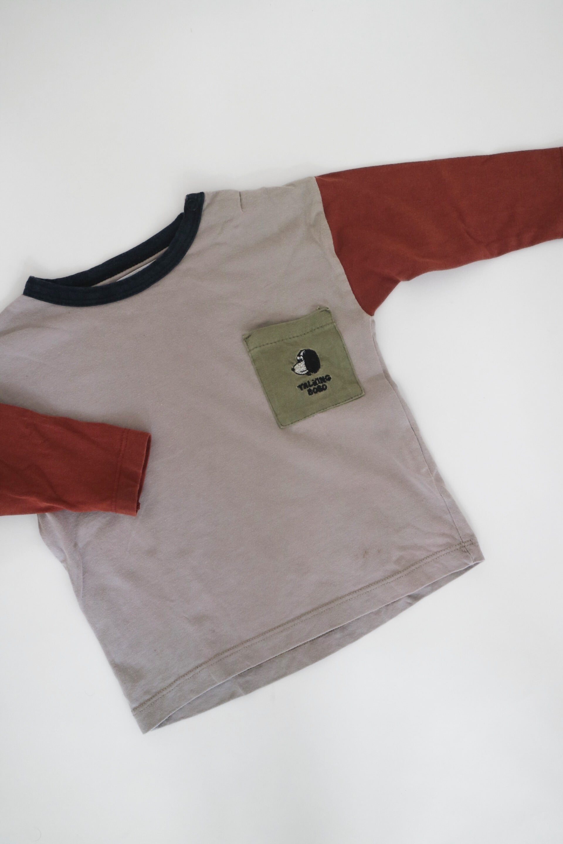 Grå tröja med roströda ärmar från Bobo Choses i modell Doggie Long sleeve t-shirt.2