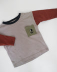 Grå tröja med roströda ärmar från Bobo Choses i modell Doggie Long sleeve t-shirt.2