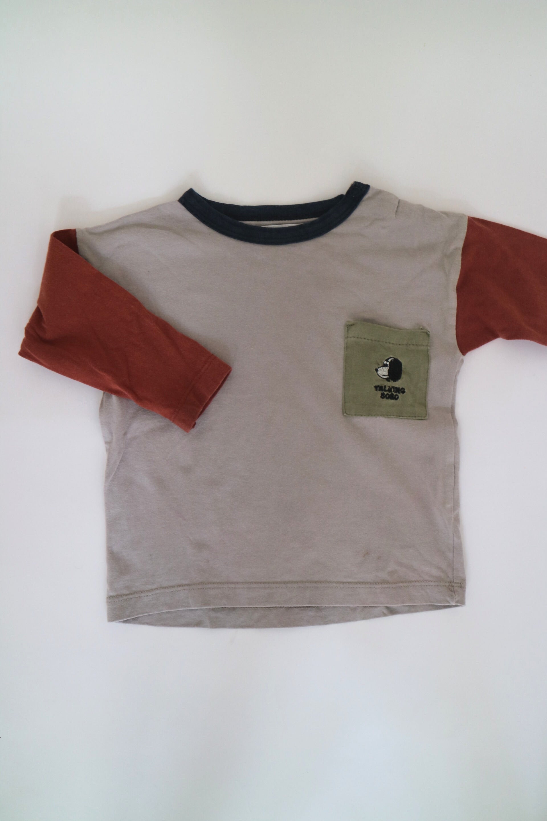 Grå tröja med roströda ärmar från Bobo Choses i modell Doggie Long sleeve t-shirt
