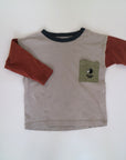 Grå tröja med roströda ärmar från Bobo Choses i modell Doggie Long sleeve t-shirt