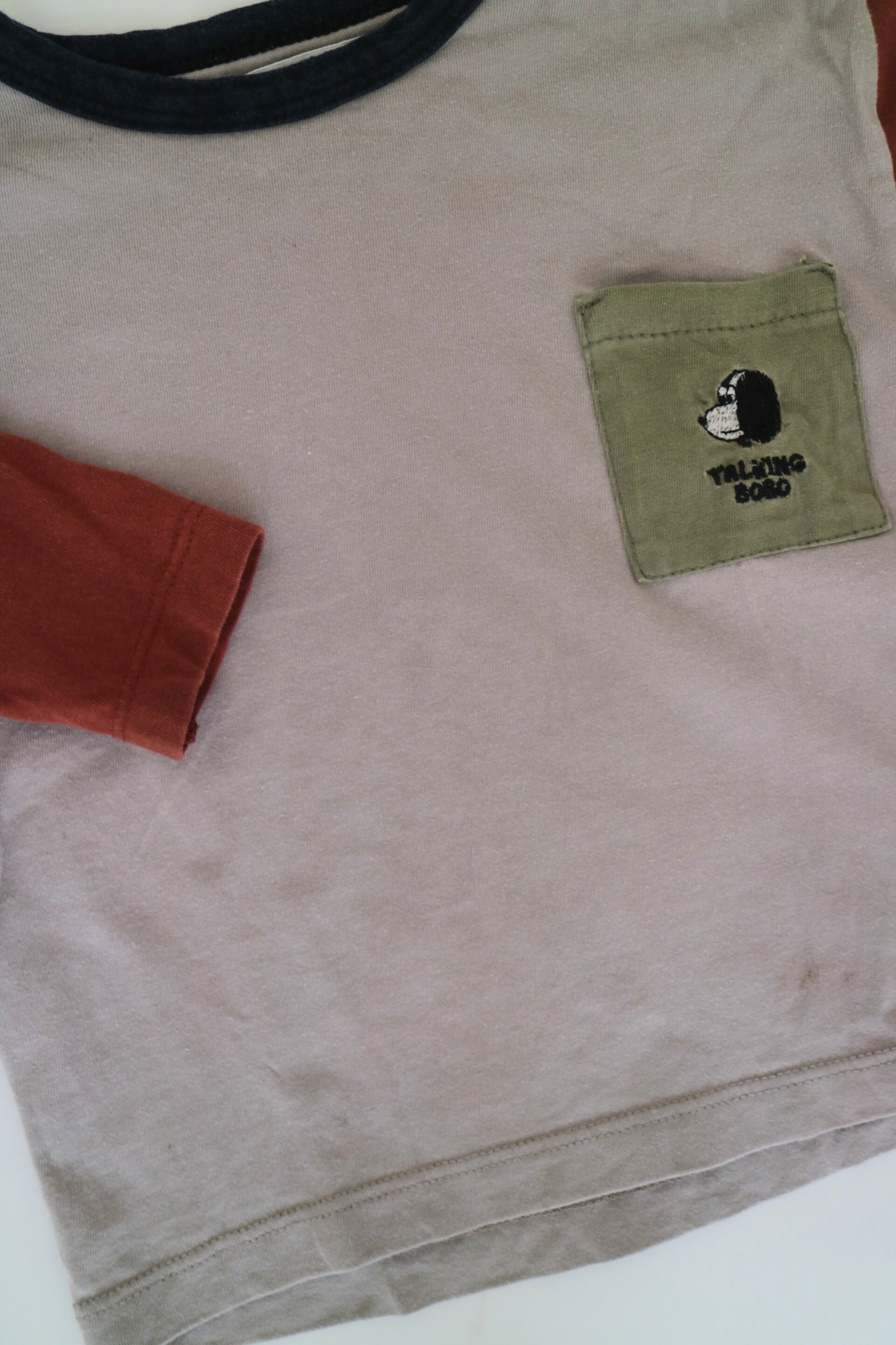 Grå tröja med roströda ärmar från Bobo Choses i modell Doggie Long sleeve t-shirt.3