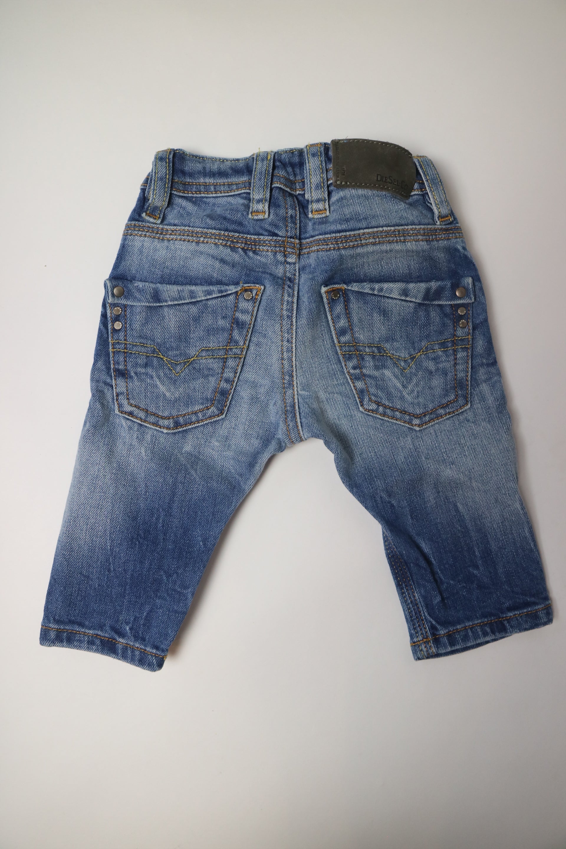 Mellanblå jeans från Diesel bakifrån