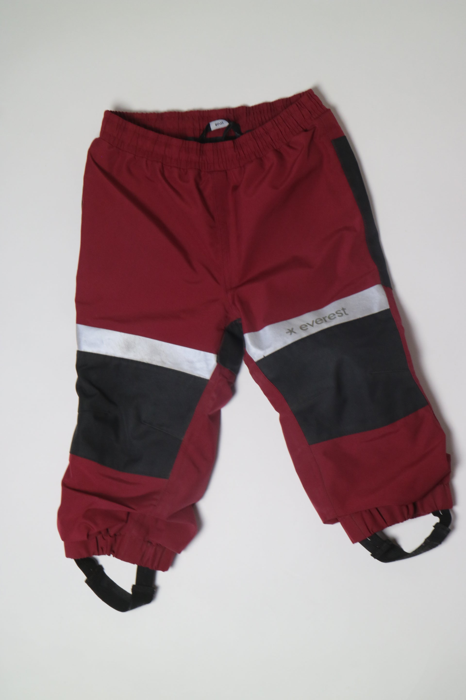 Röda och svarta skalbyxor från Everest med slitstarkt tyg för rumpan och knäna. 