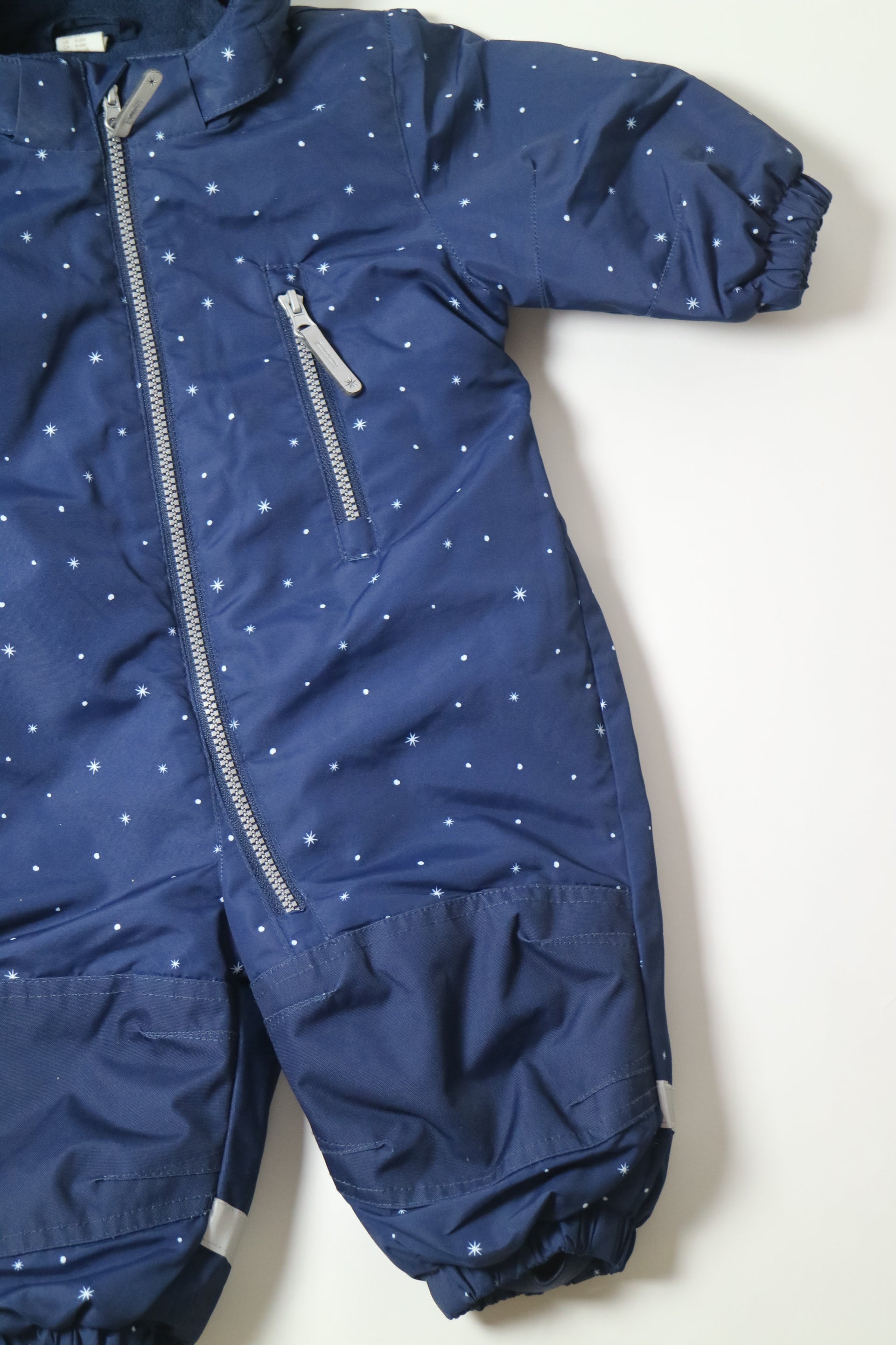 Marinblå vinteroverall med vita stjärnor och prickar från H&M