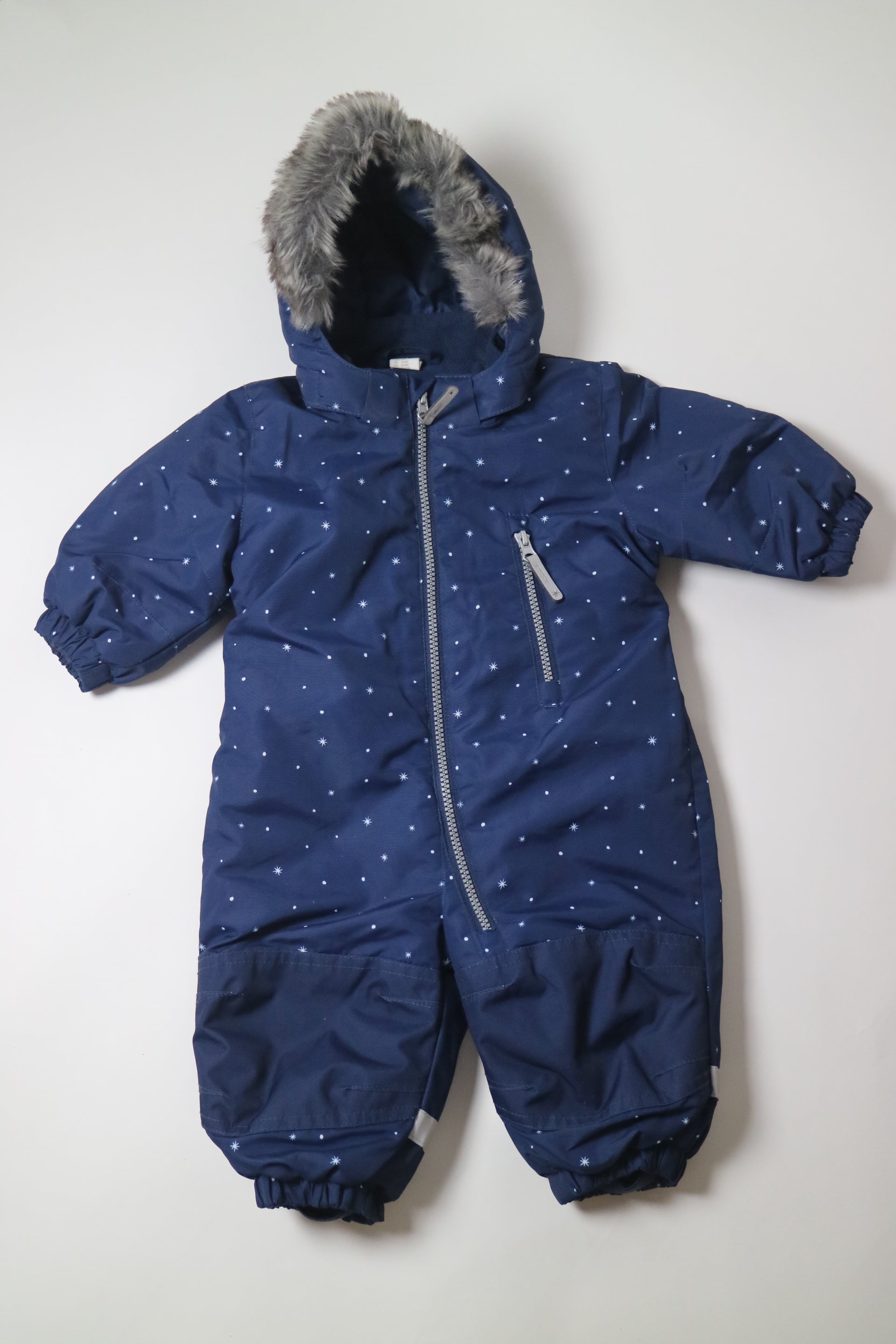 Marinblå vinteroverall med vita stjärnor och prickar från H&M 