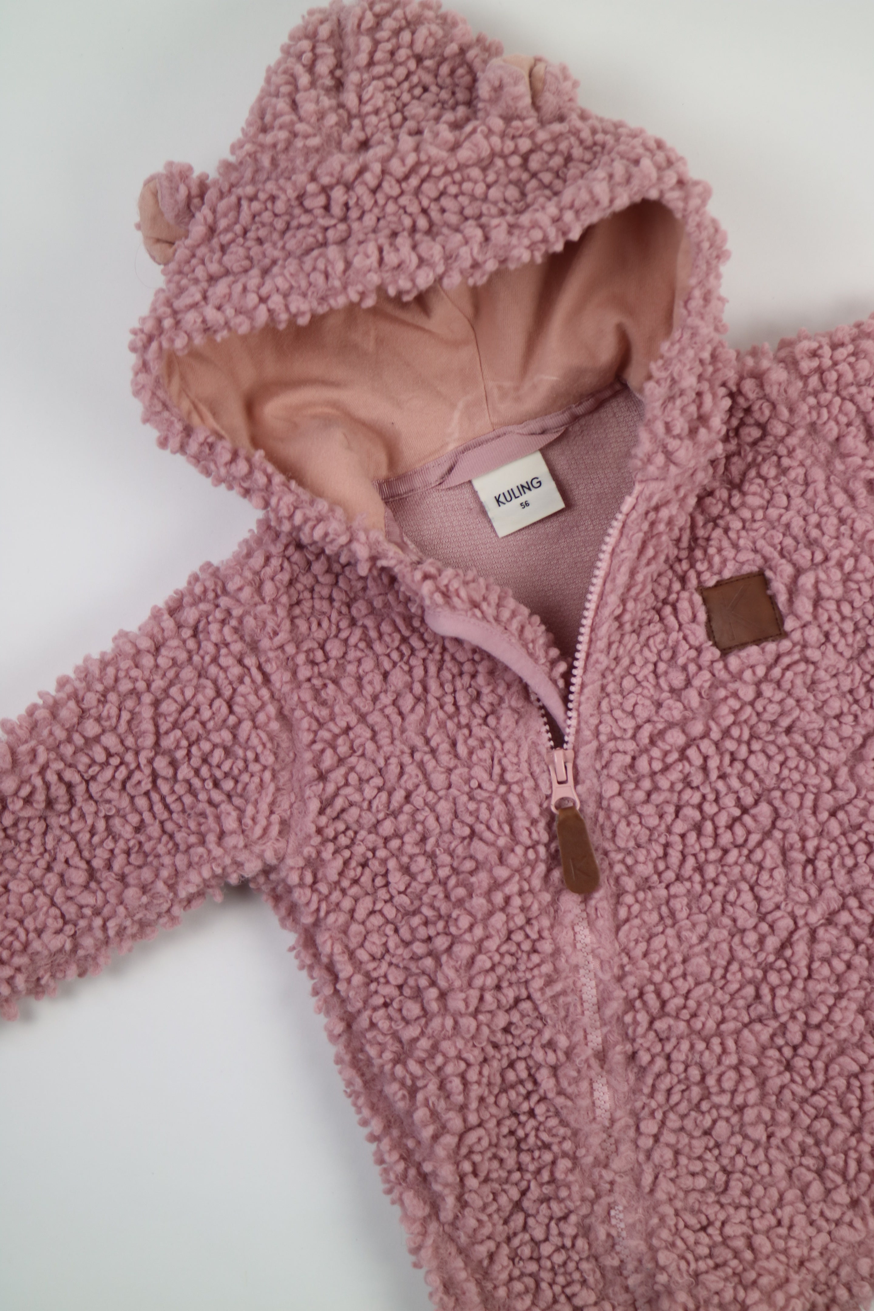 Fluffig onesie från Kuling i teddymaterial, rosa. 