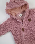 Fluffig onesie från Kuling i teddymaterial, rosa. 