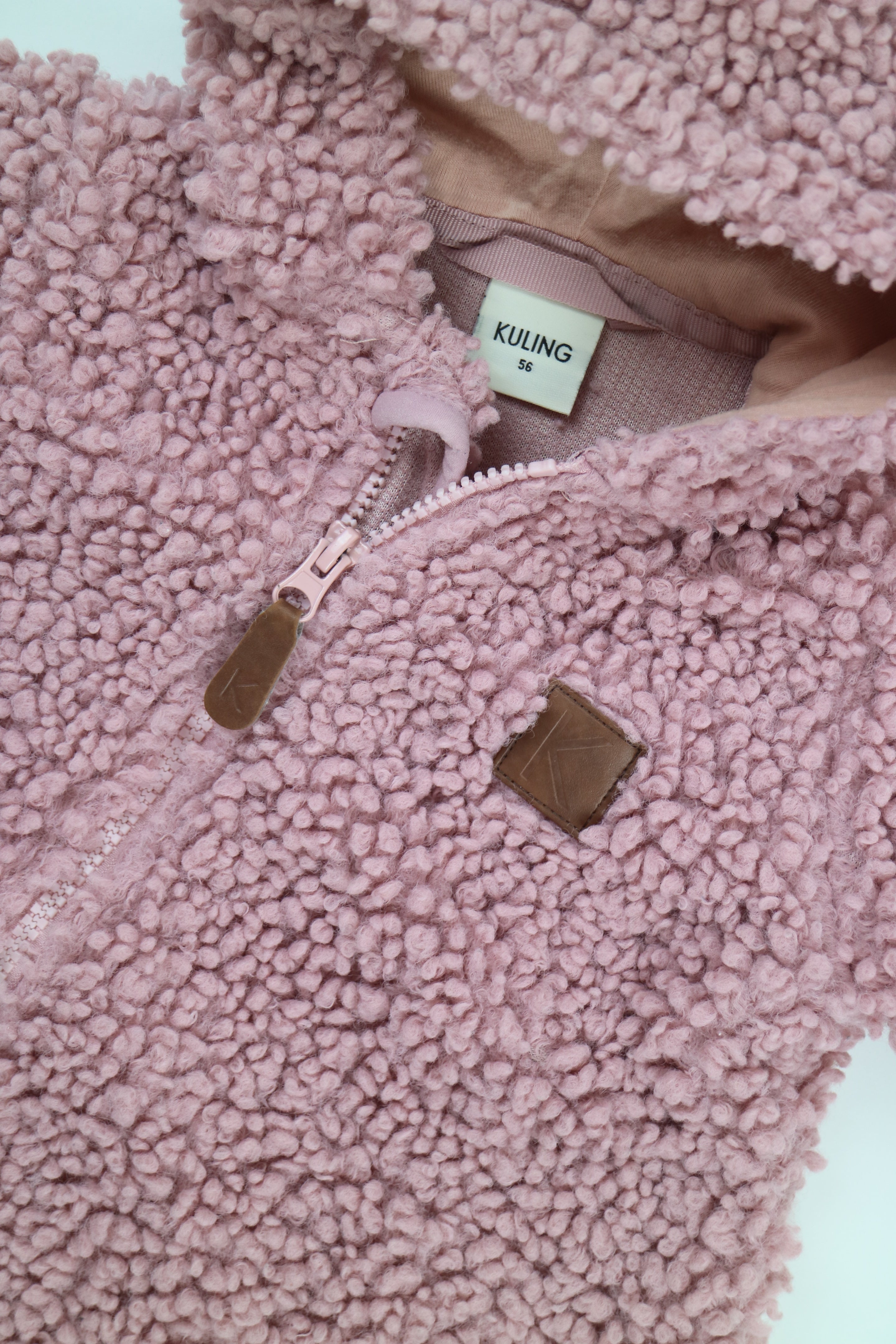 Fluffig onesie från Kuling i teddymaterial, rosa. 