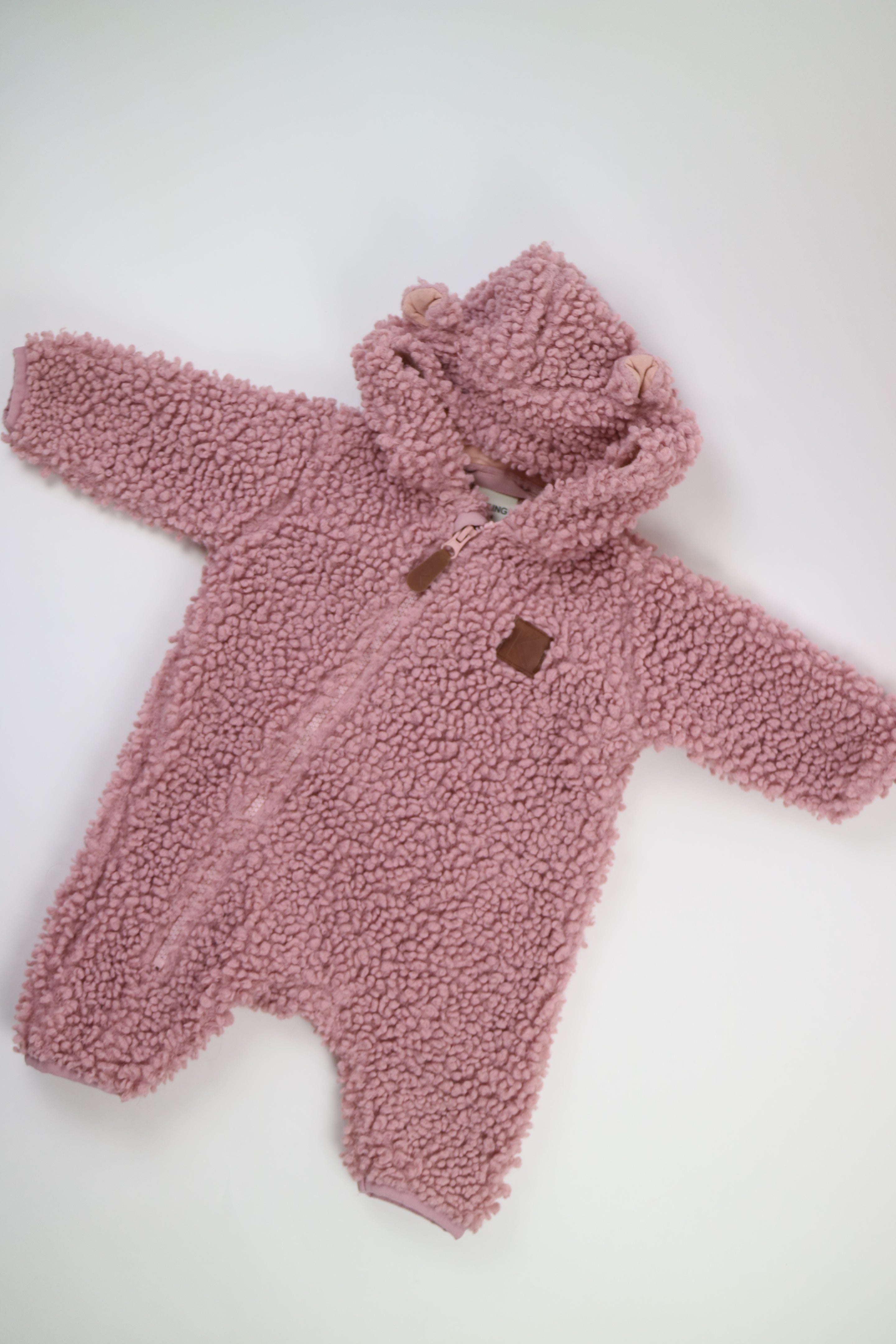 Fluffig onesie från Kuling i teddymaterial, rosa. 