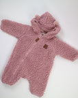 Fluffig onesie från Kuling i teddymaterial, rosa. 