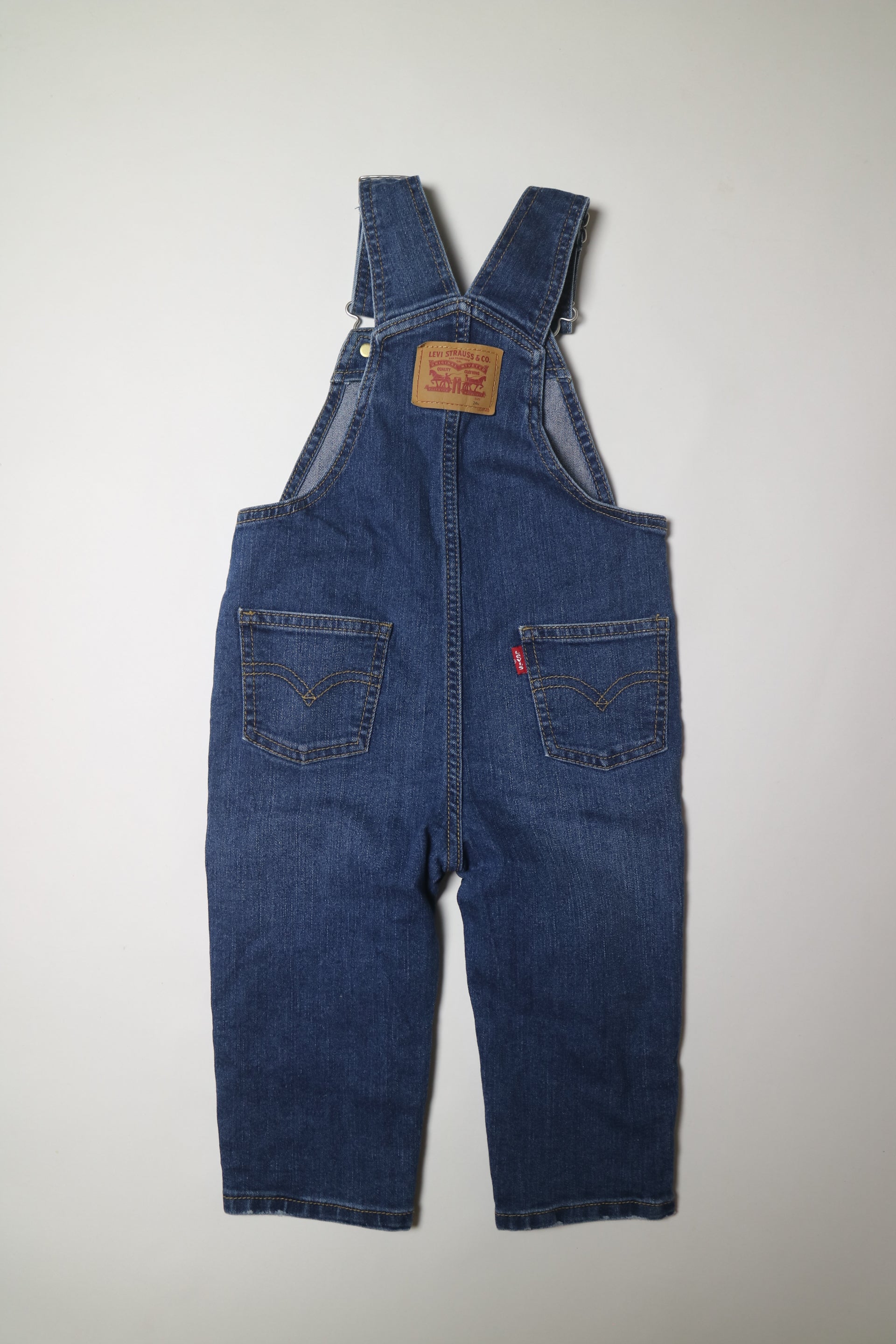 Blåa hängselbyxor i jeanstyg från Levis, i modell Melbourne, bakifrån