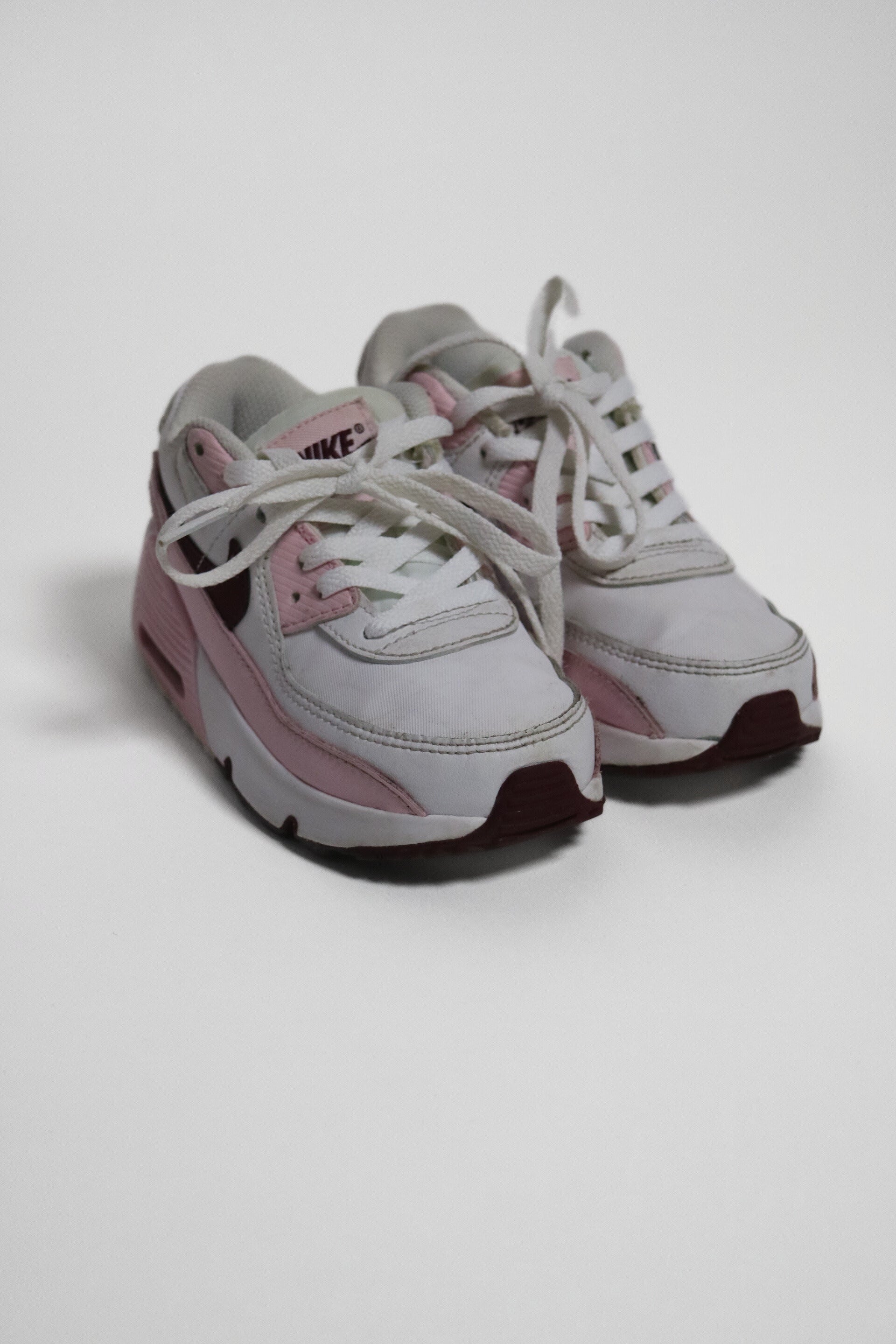 Vita och rosa sneakers från Nike med lila detaljer. Av modell Nike Air Max.