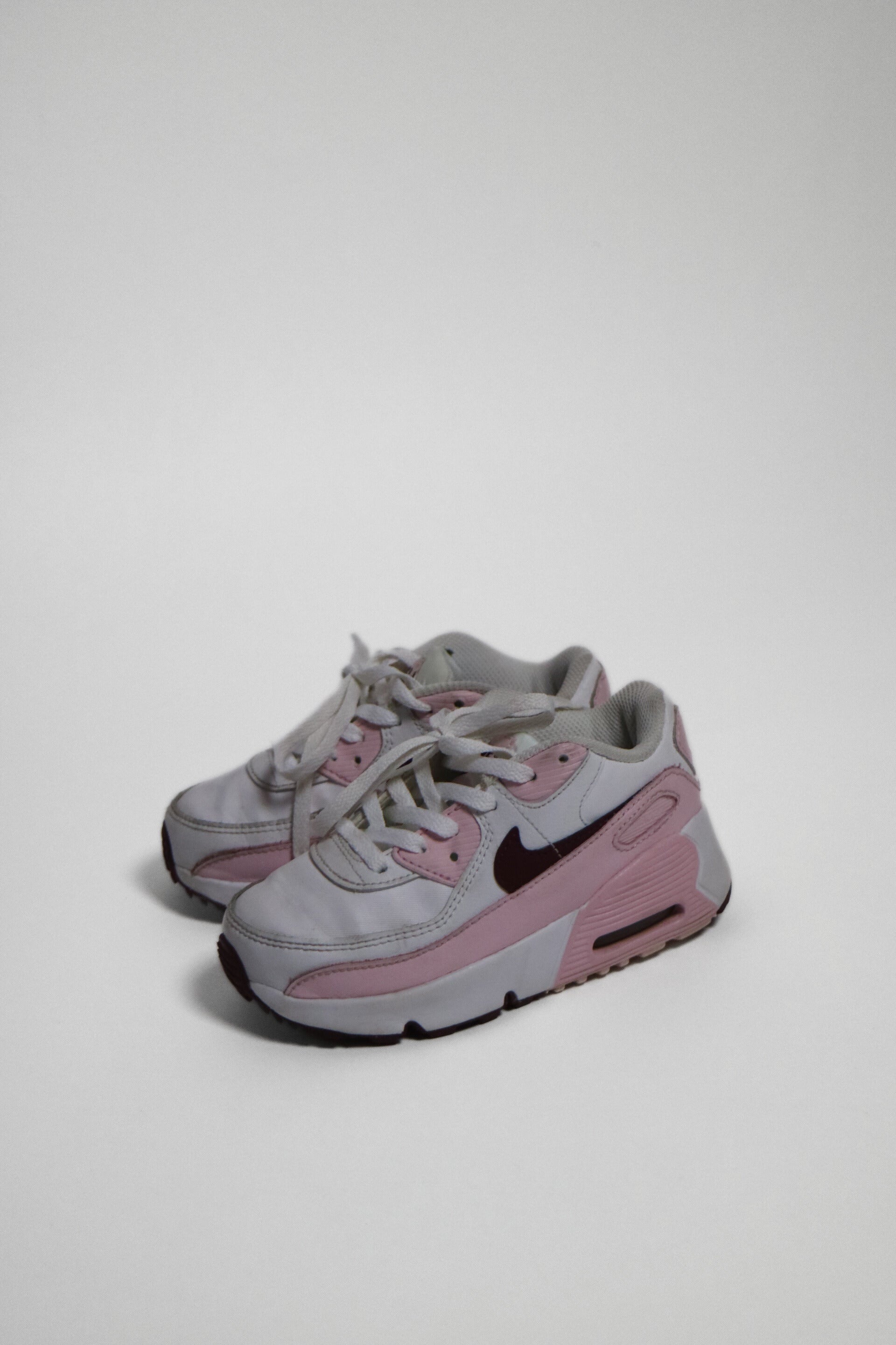 Vita och rosa sneakers från Nike med lila detaljer. Av modell Nike Air Max.