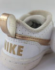 Sneakers från Nike i barnstorlek. Vita, med Nike-logotypen i guld. 