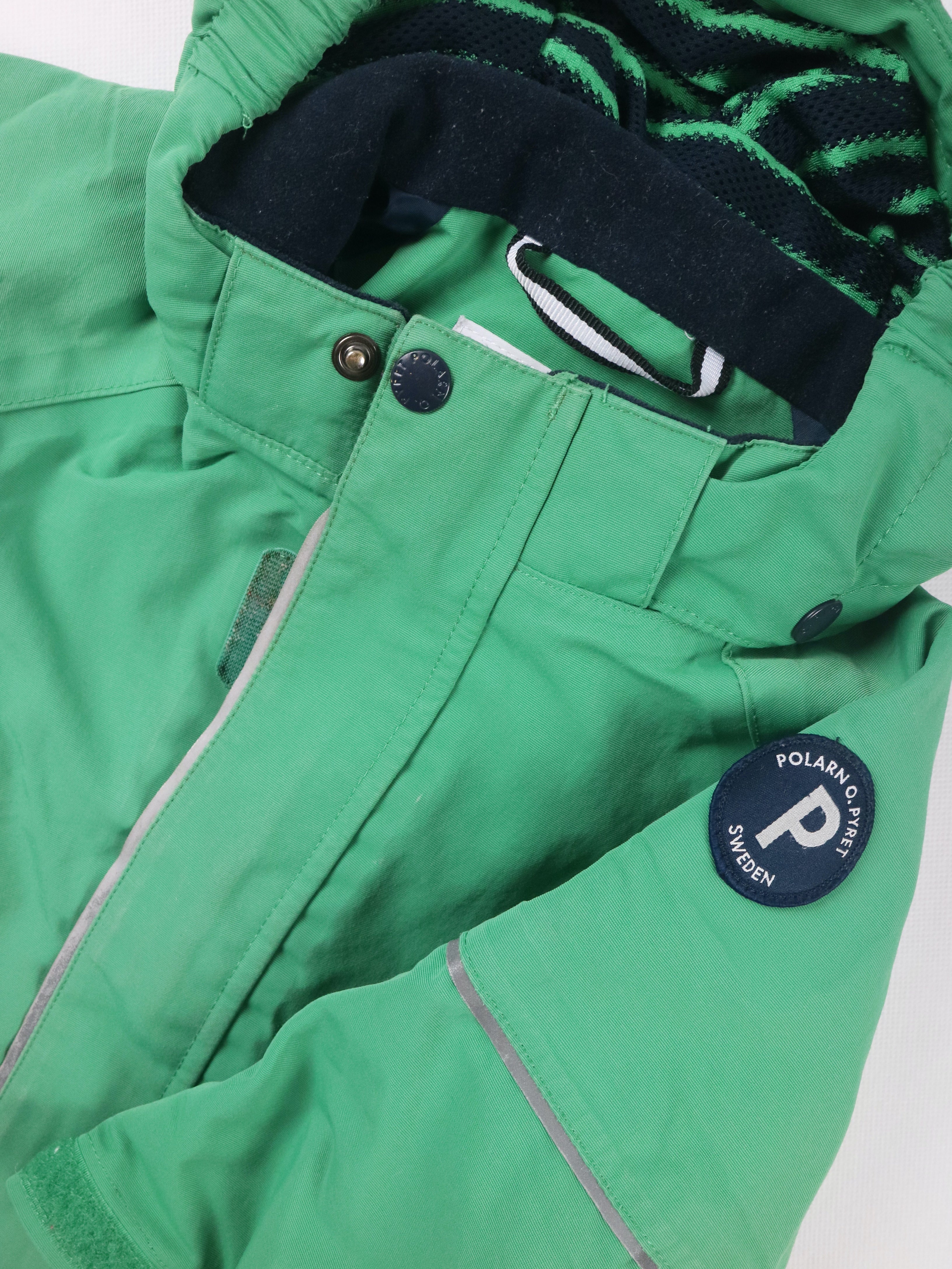 Grön jacka från Polarn O. Pyret, med fickor och luva. 