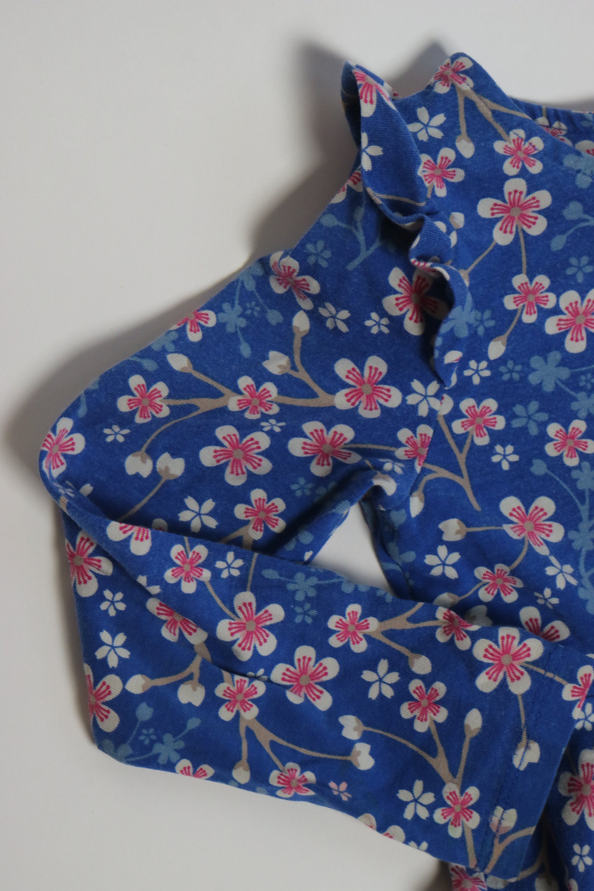 Långärmad snurrklänning från Polarn O. Pyrets blå färg med rosa och blå blommor. 