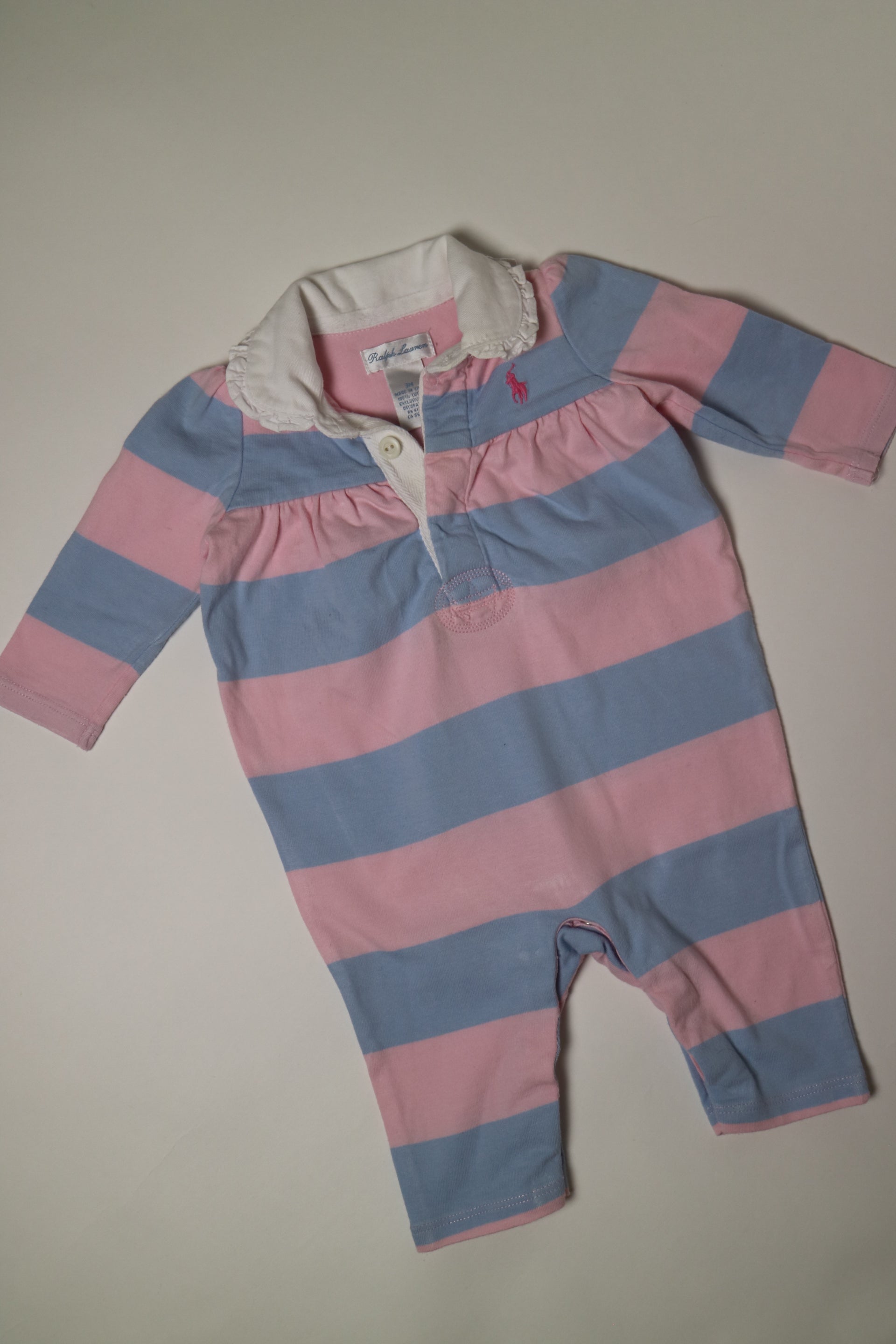 Ljusrosa och ljusblå-randig onesie med vit krage från Ralph Lauren.