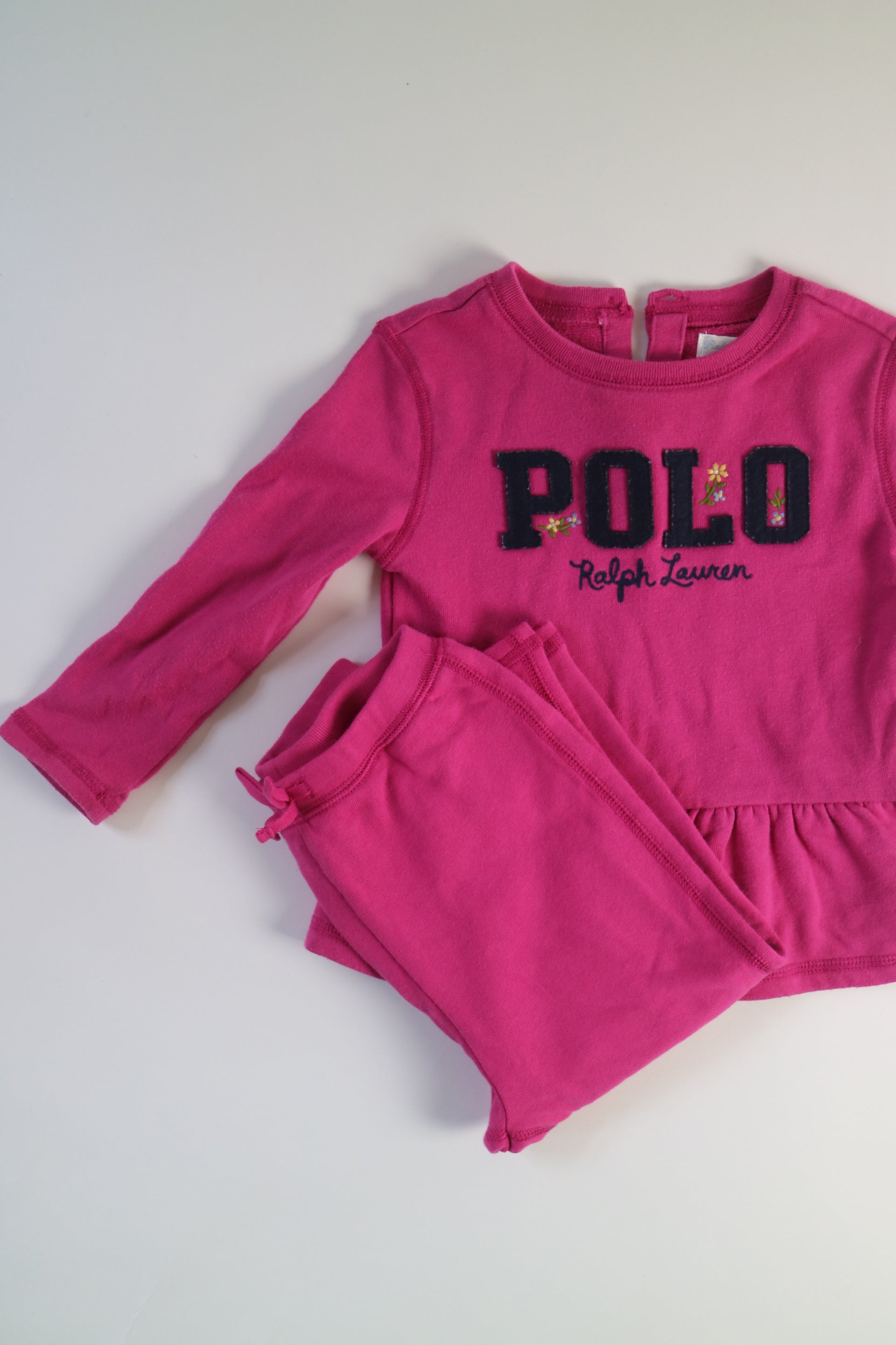 Set med byxor och tröja i ceriserosa från Polo Ralph Lauren på vit bakgrund