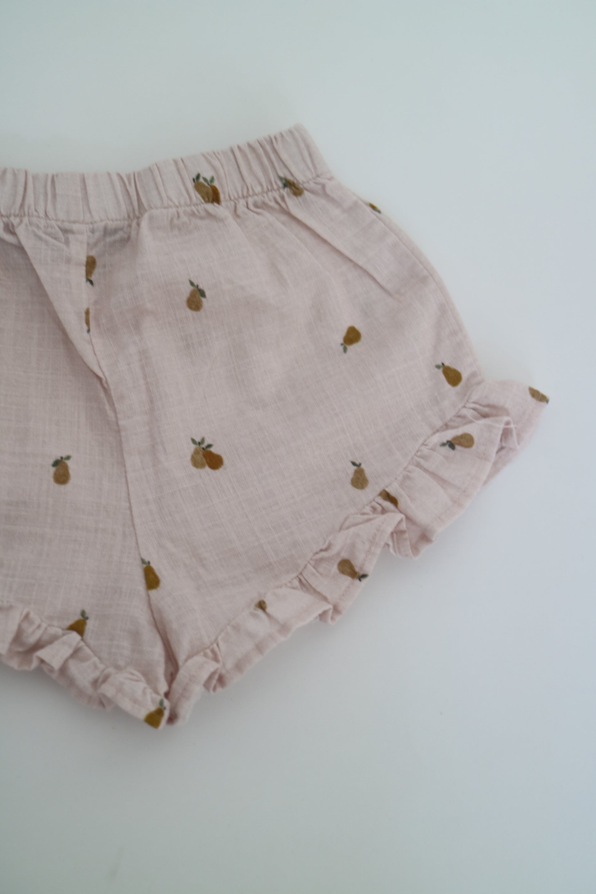 Ljusrosa baby shorts med päron från The New Society. 4