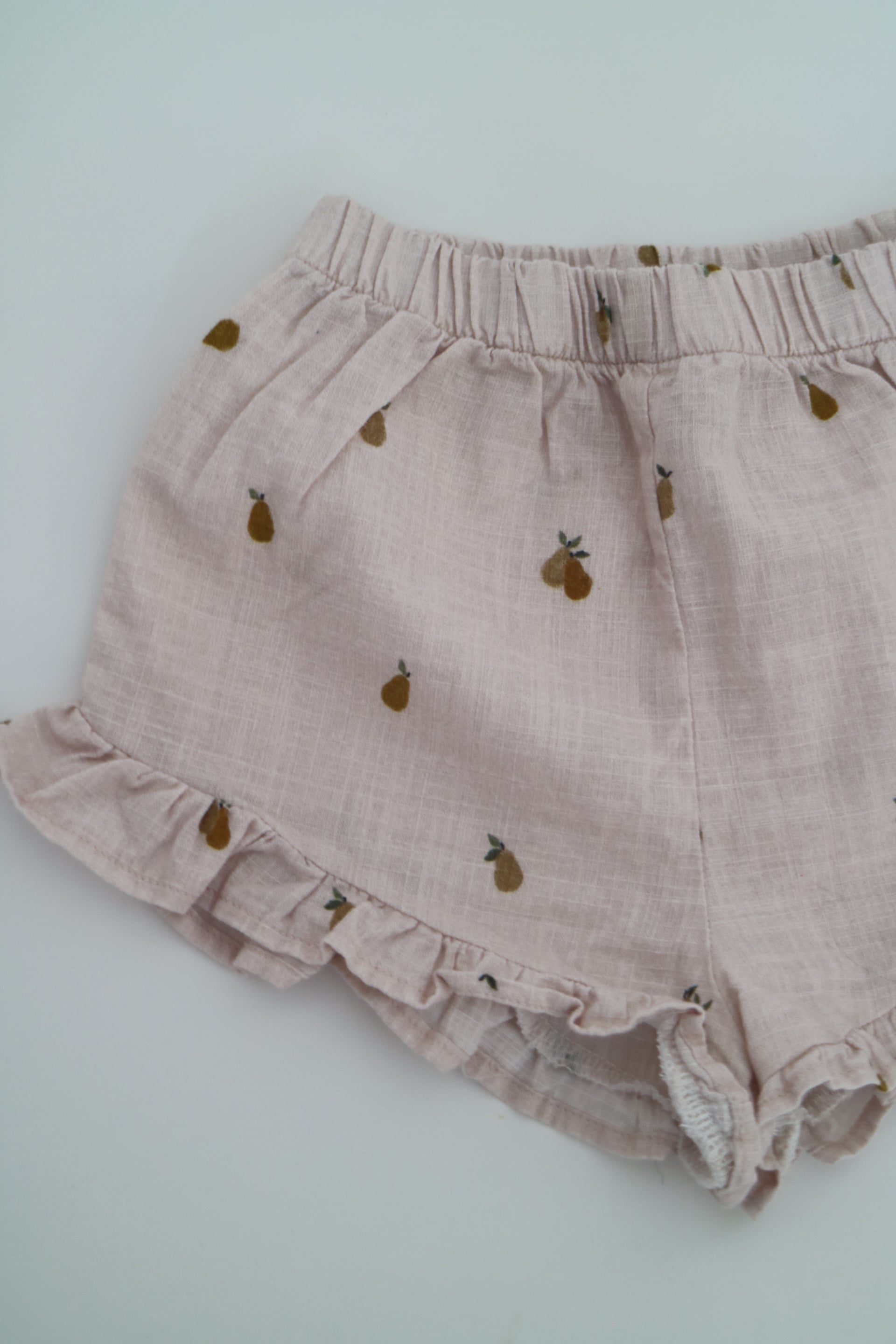 Ljusrosa baby shorts med päron från The New Society. 2