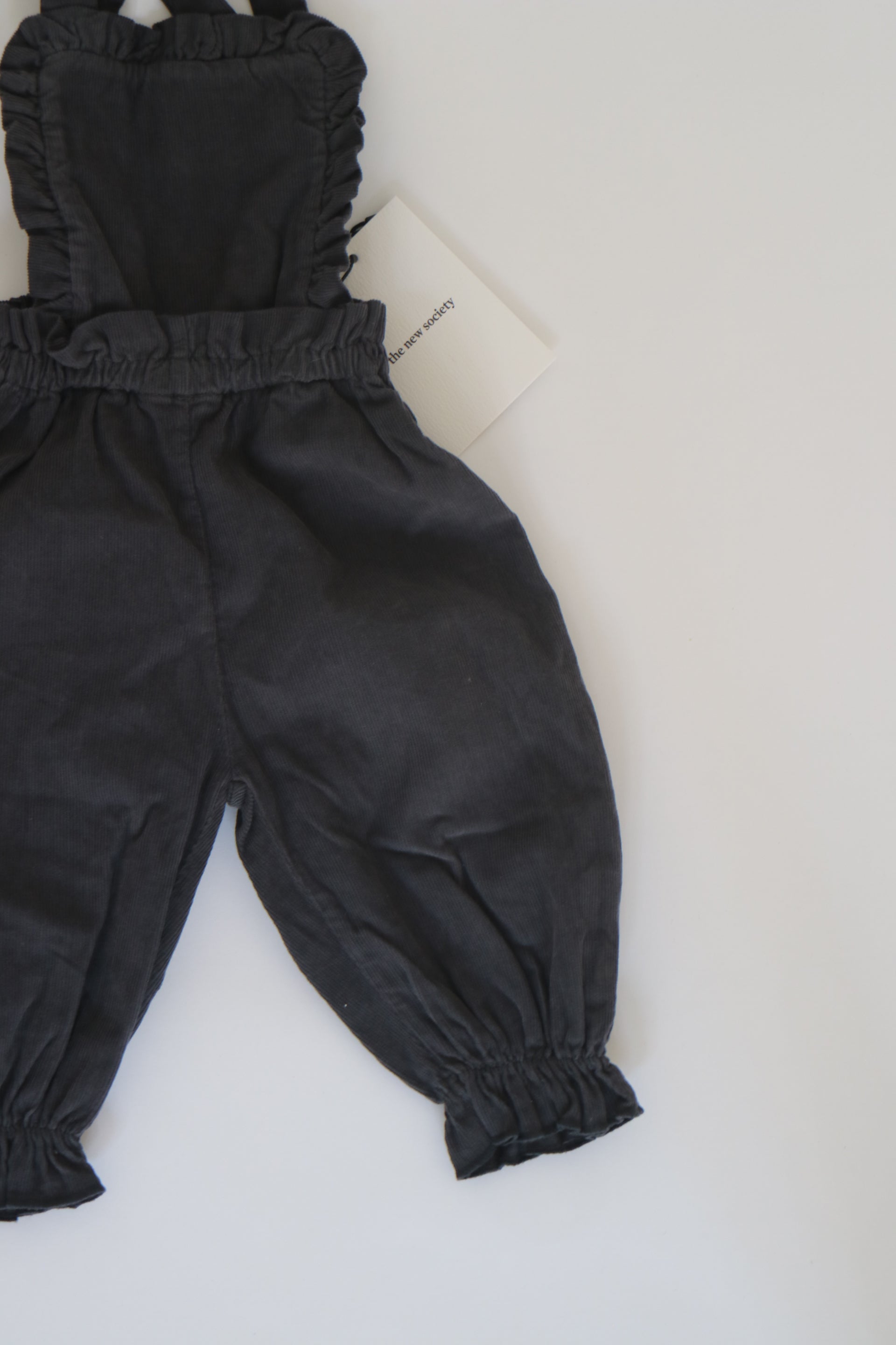 Mörkgråa hängselbyxor av modell Bambi Baby Jumpsuit från The New Society.1