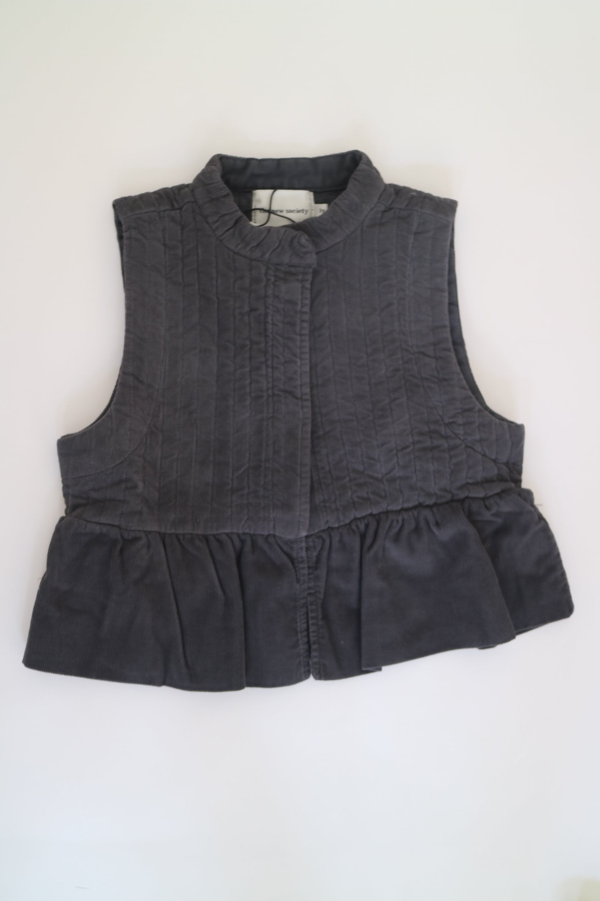 Mörkgrå väst av modell Bambi Baby Waistcoat från The New Society3