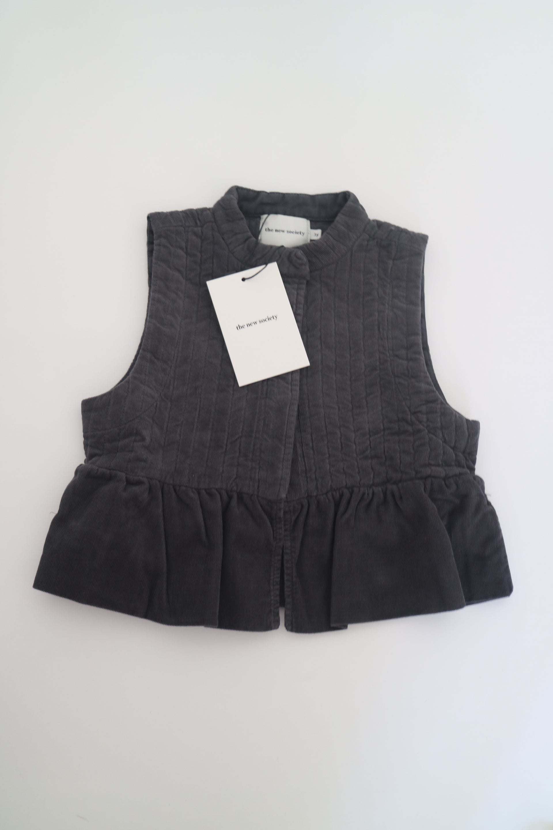 Mörkgrå väst av modell Bambi Baby Waistcoat från The New Society