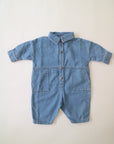 Blå onesie i jeanstyg, modell The Denim Boiler Suit, från The Simple Folk