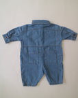 Blå onesie i jeanstyg, modell The Denim Boiler Suit, från The Simple Folk.2