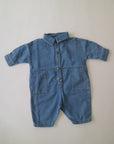 Blå onesie i jeanstyg, modell The Denim Boiler Suit, från The Simple Folk.4