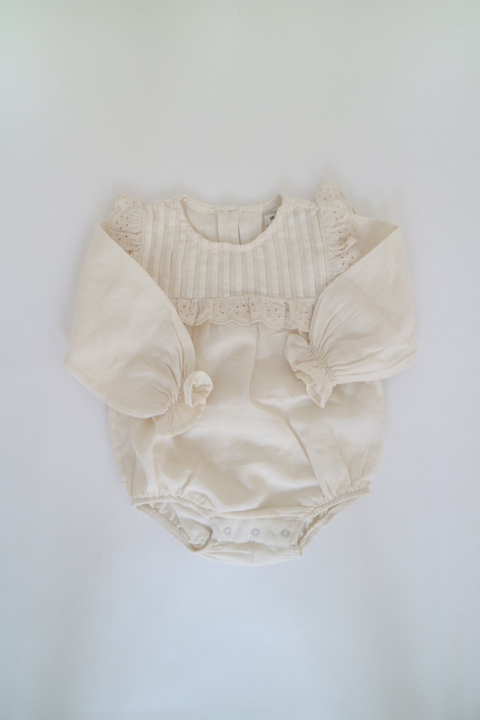 Gräddvit body med volanger från The New Society i modell Violeta Baby Romper Natural.2