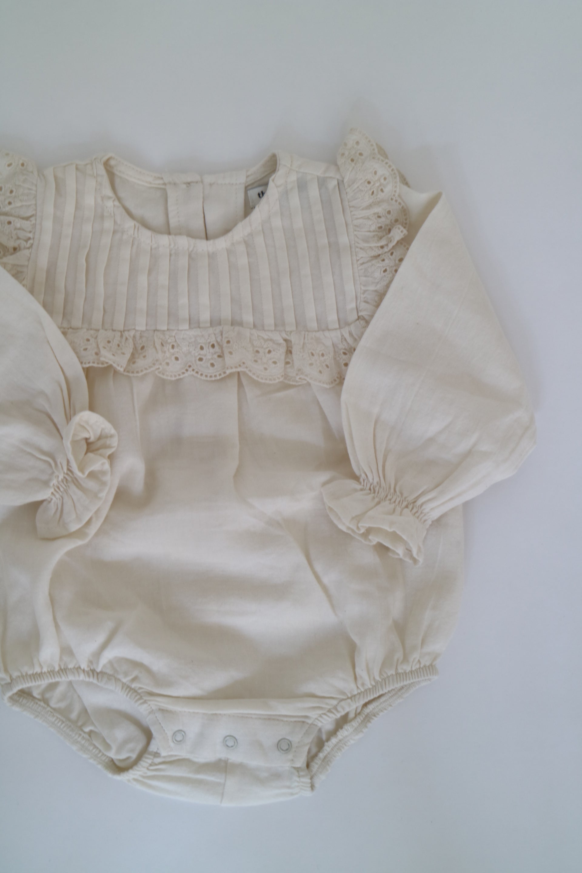 Gräddvit body med volanger från The New Society i modell Violeta Baby Romper Natural