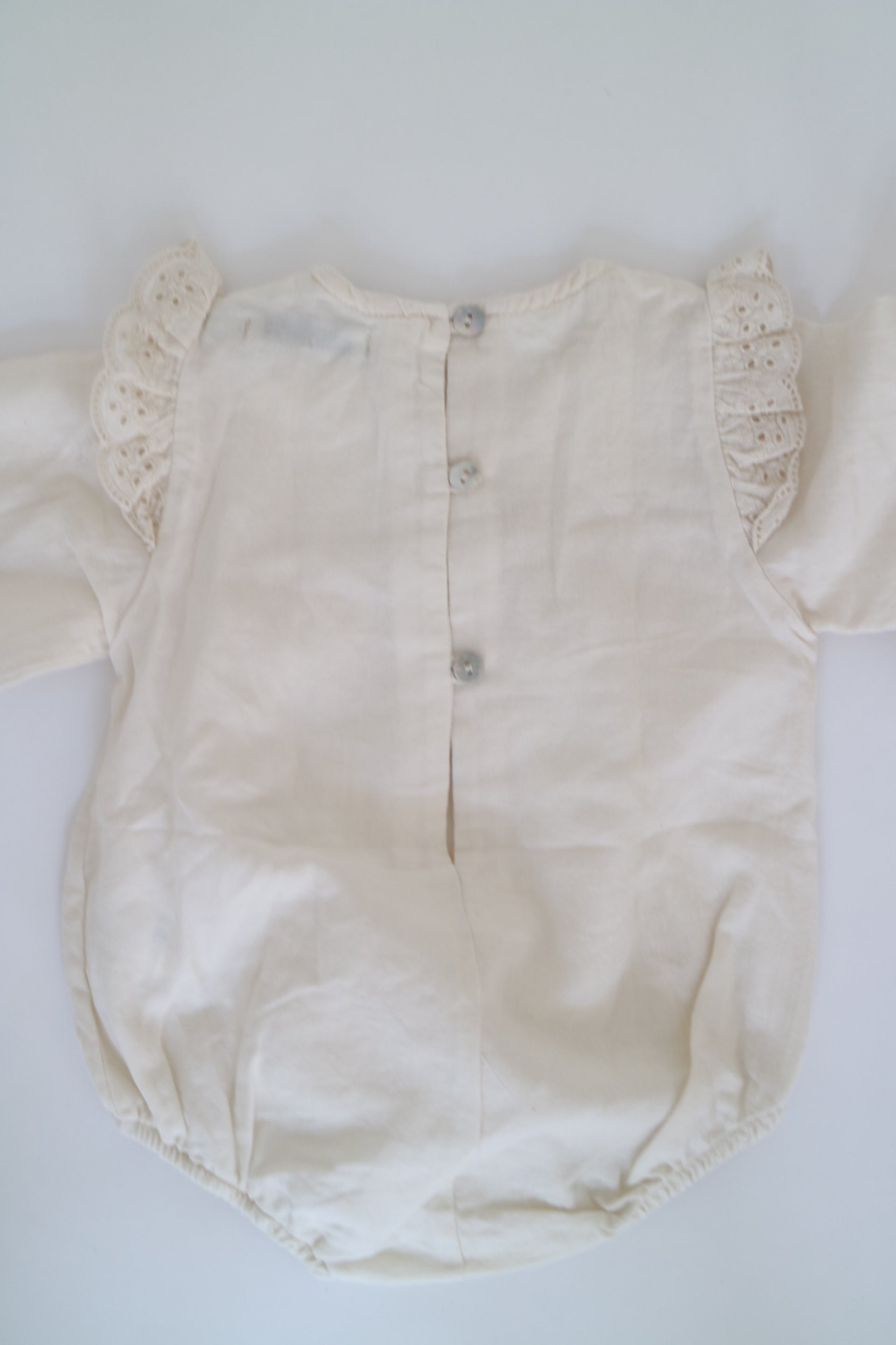 Gräddvit body med volanger från The New Society i modell Violeta Baby Romper Natural.3 